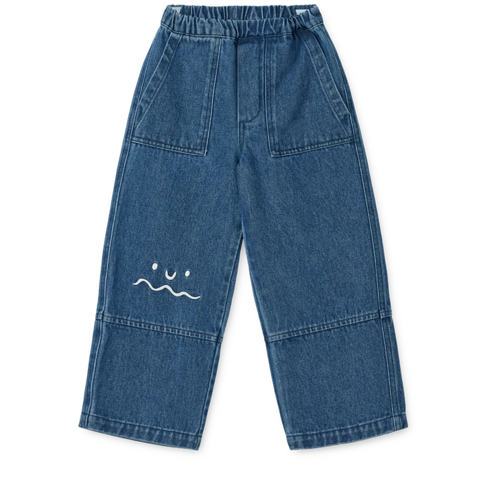 blaue Jeans für Kinder aus Baumwolle mit weitem Bein und Gummibund und einer Stickerei oberhalb des rechten Knies