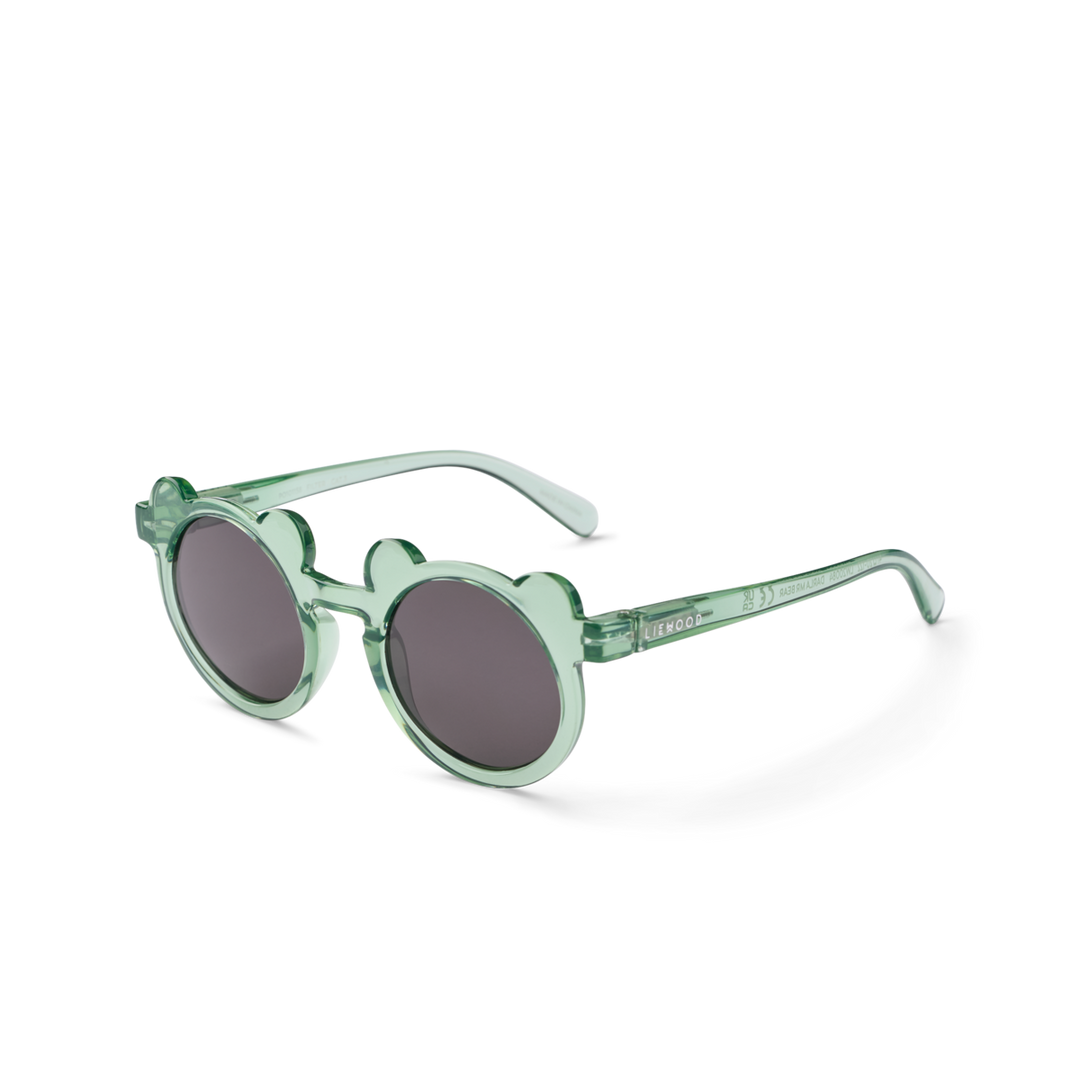 Sonnenbrille für Kinder mit grün transparentem Gestell und Bärenohren über den polarisierten, dunklen Gläsern. Produktbild, Ansicht von vorne-seitlich