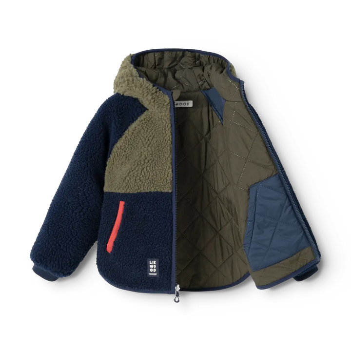 dunkelblaue und dunkelgrüne Wendejacke für Jungen im Farbmix. Auf der einen Seite dunkelgrün mit dunkelblau und einer wasserabweisenden glatten Oberfläche. Auf der anderen Seite dunkelblau mit dunkelgrün mit Teddyfell auf der Außenseite und roten Abnähern für die Eingriffstaschen. Mit Kapuze und durchgehendem Reißverschluss. Produktbild, Ansicht Teddyfellseite mit geöffnetem Reißverschluss mit Blick auf die glatte, andere Seite.   