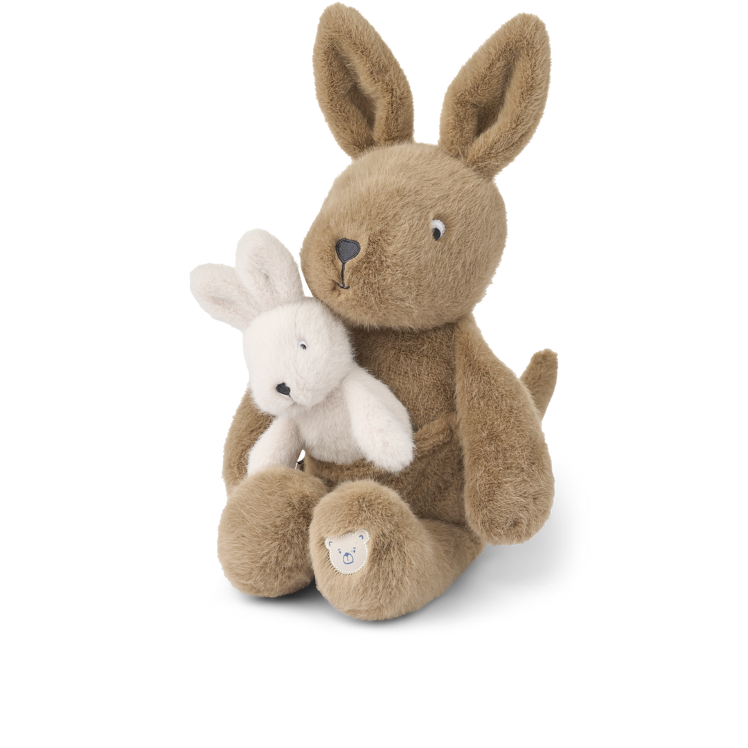 graubraunes Känguru-Kuscheltier aus recyceltem Polyester mit weißem Baby-Kuscheltier, produktbild, ansicht von vorne