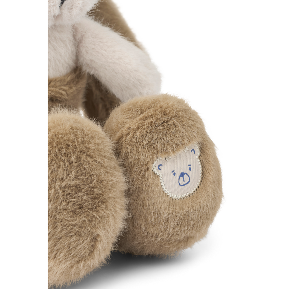 Liewood Kelly Kangaroo Mommy & me Teddy dune Detailansicht aufgestickter Liewood-Bär auf dem linken Fuß des Mama-Kängurus