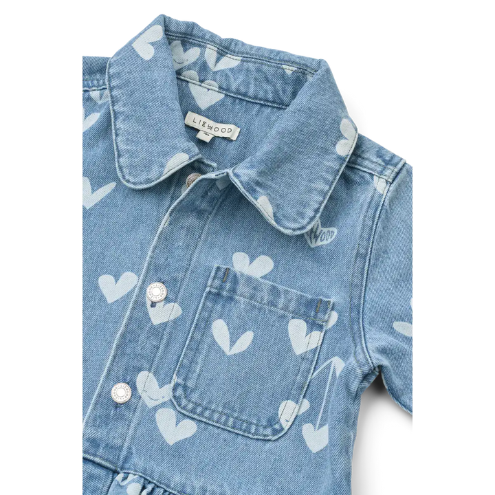 Liewood_Kenza_Printed_Denim_Overshirt sweethearts light blue denim Detailansicht von vorne mit Fokus auf den Kragen mit abgerundeten Ecken und dem Allover-Herz-Print