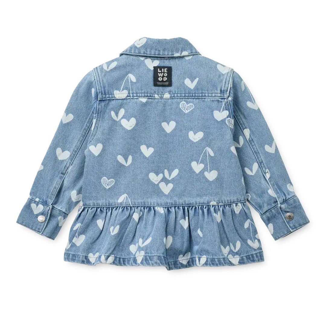 Liewood_Kenza_Printed_Denim_Overshirt sweethearts light blue denim Ansicht von hinten mit Blick auf den auch hier fortgesetzten Allover-Herz-Print und die Rüschen am Saum