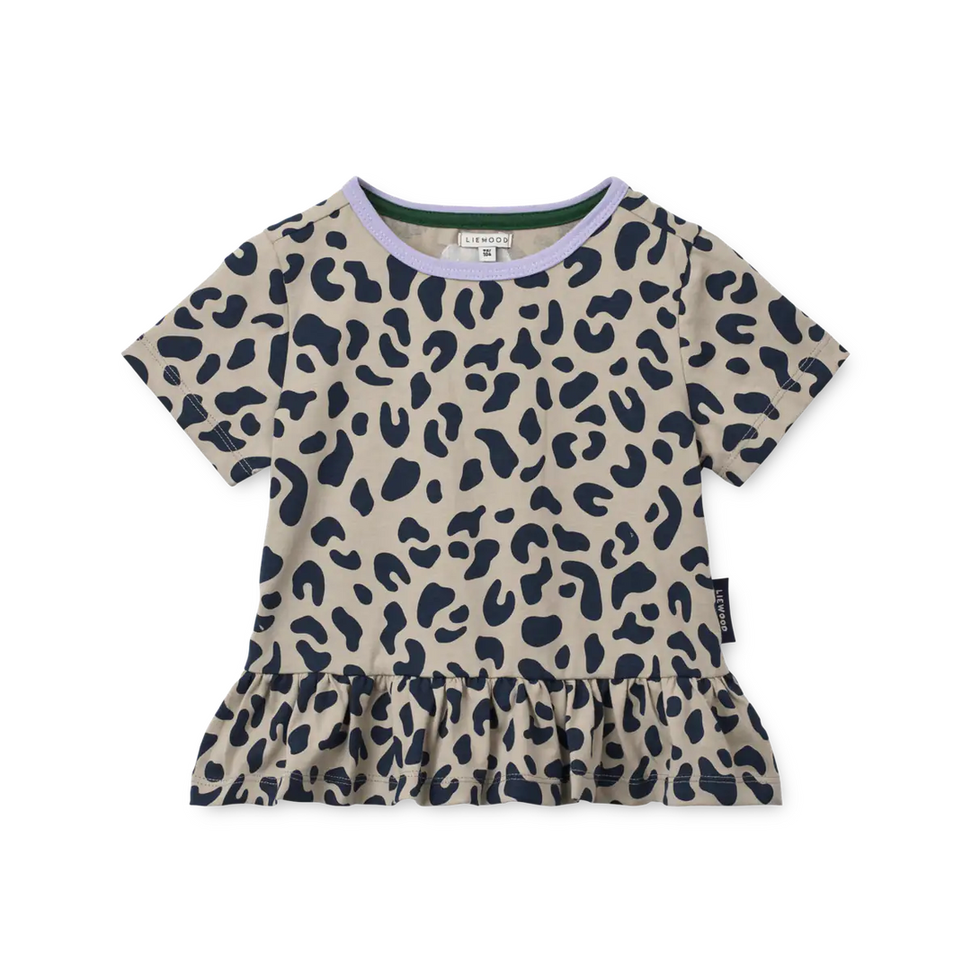 dunkelbeigefarbenes, kurzärmeliges T-Shirt für Mädchen mit schwarzem Leopardenmuster-Allover-Print, Peplum-Saum und fliederfarbenem Rundhalsausschnitt. 