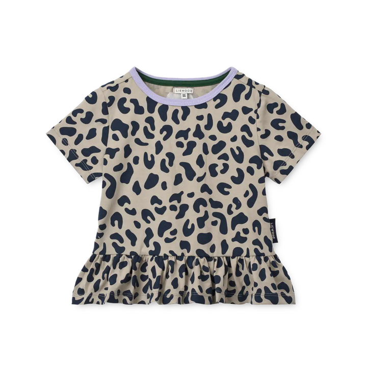 dunkelbeigefarbenes, kurzärmeliges T-Shirt für Mädchen mit schwarzem Leopardenmuster-Allover-Print, Peplum-Saum und fliederfarbenem Rundhalsausschnitt. 