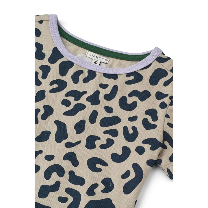 Liewood Kya SS T-shirt leo mist Detailansicht Leo-Print und fliederfarbener Saum am Rundhalsausschnitt.