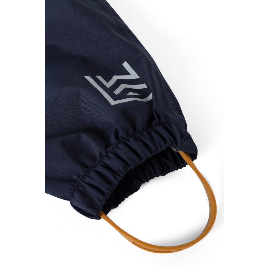 Liewood Manu Rainwear Set dino roar classic navy Detailansicht Schlaufen am Fußende und reflektierendes Liewood-Symbol