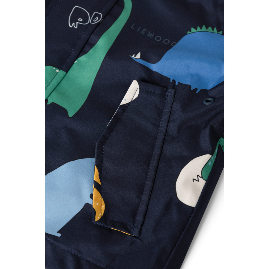 Liewood Manu Rainwear Set dino roar classic navy Detailansicht seitliche Eingriffstaschen und Dino-Muster