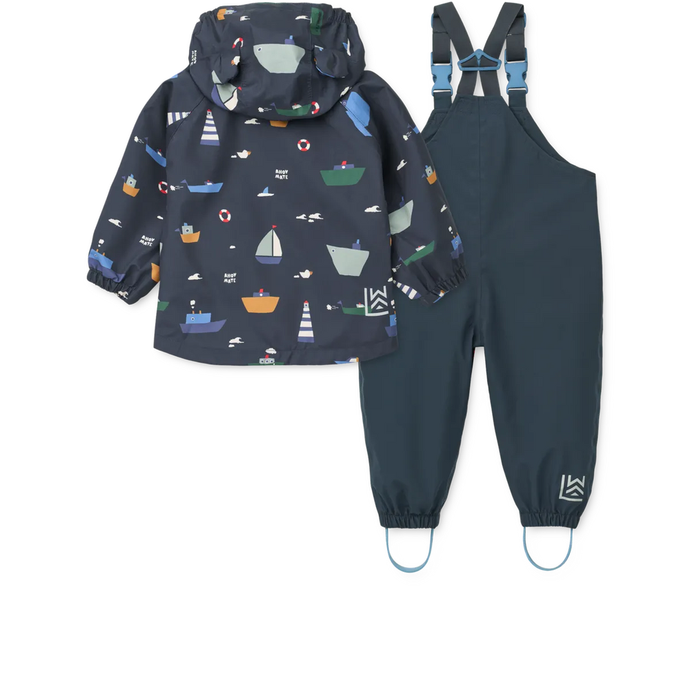Liewood Manu Rainwear Set sailing classic navy Ansicht von hinten mit Blick auf reflektierendes Logo auf der Hose am unteren rechten Bein