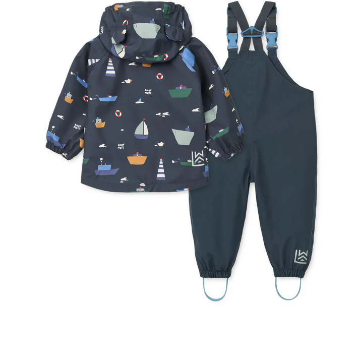 Liewood Manu Rainwear Set sailing classic navy Ansicht von hinten mit Blick auf reflektierendes Logo auf der Hose am unteren rechten Bein