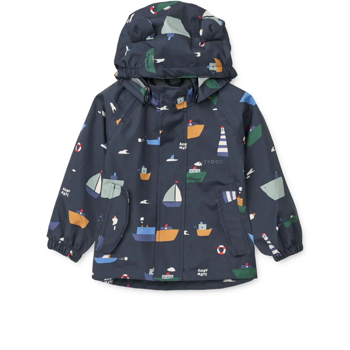 Liewood Manu Rainwear Set sailing classic navy Detailansicht Jacke mit maritimem Motiv bestehend aus Booten, Leuchttürmen, Möwen und Rettungsringen