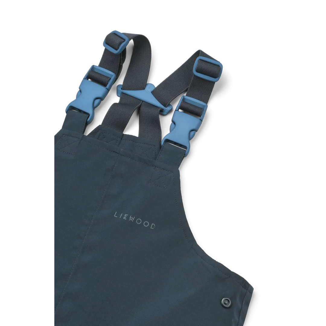 Liewood Manu Rainwear Set sailing classic navy Detailansicht Hose obere Hälfte mit Fokus auf verstellbare Hosenträger