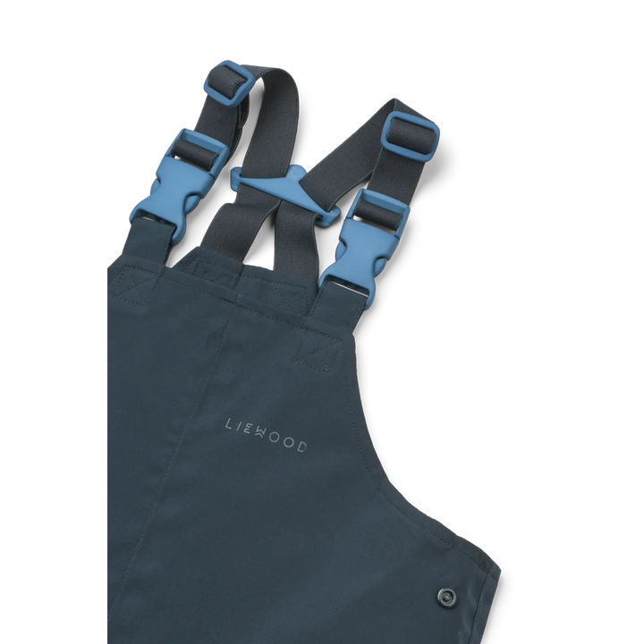 Liewood Manu Rainwear Set sailing classic navy Detailansicht Hose obere Hälfte mit Fokus auf verstellbare Hosenträger