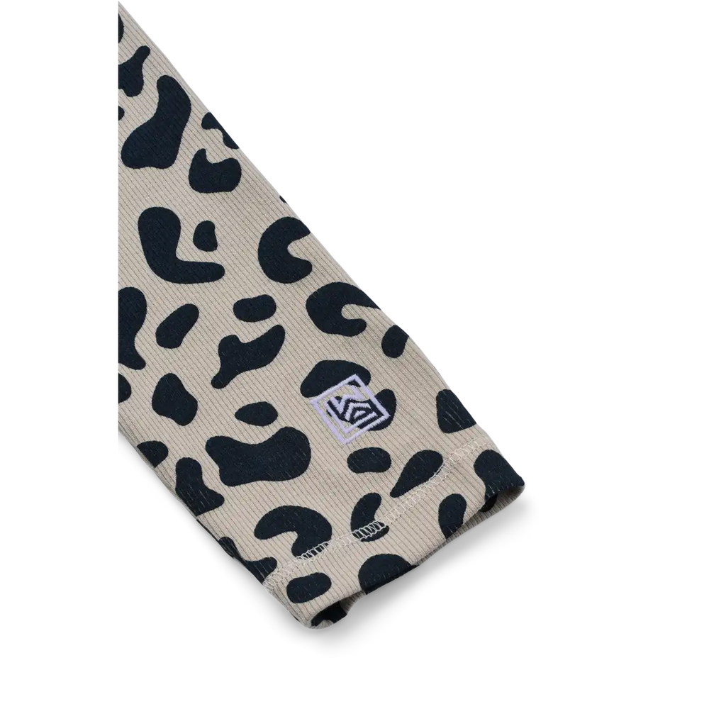 Liewood Marien Printed Rib Leggings leo mist Detailansicht geruppte Struktur mit Leopardenmuster und fliederfarbenem aufgenähten Logo am linken Fuß