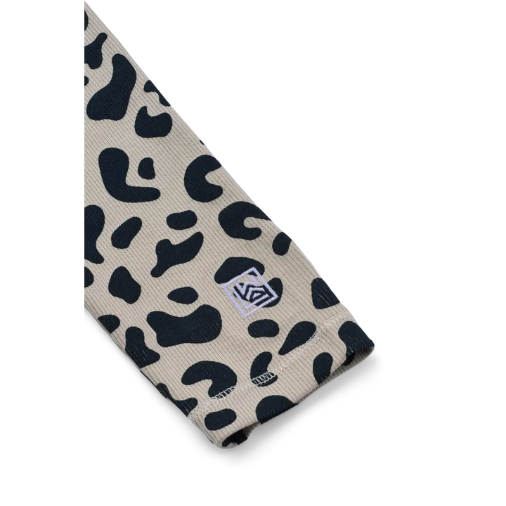 Liewood Marien Printed Rib Leggings leo mist Detailansicht geruppte Struktur mit Leopardenmuster und fliederfarbenem aufgenähten Logo am linken Fuß