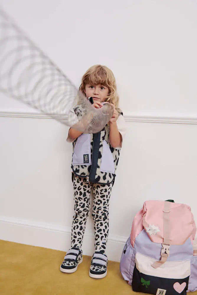 Liewood Marien Printed Rib Leggings leo mist getragen von einem Mädchen, Ansicht von vorne