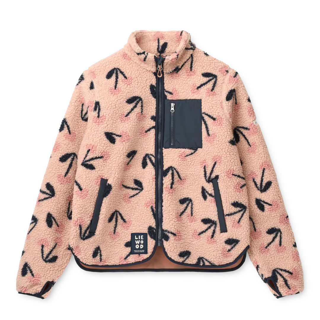 rosafarbene Fleecejacke für Damen mit dunkelrosafarbenen Herz-Kirschen mit dunkelblauen Stilen, einem dunkelblauem Reißverschluss und dunkelblauer Brusttasche sowie dunkelblauen Nähten. Produktbild, Ansicht der Vorderseite 