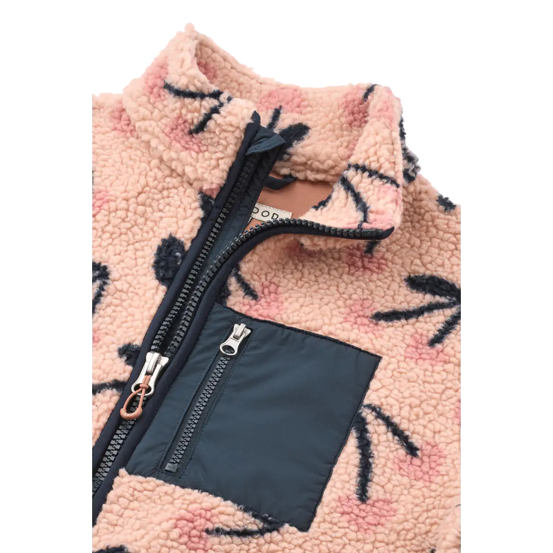 Liewood Nelson Adult Pile Jacket mega cherry heart rosey Detailansicht Stehkragen und Reißverschluss mit Brusttasche 