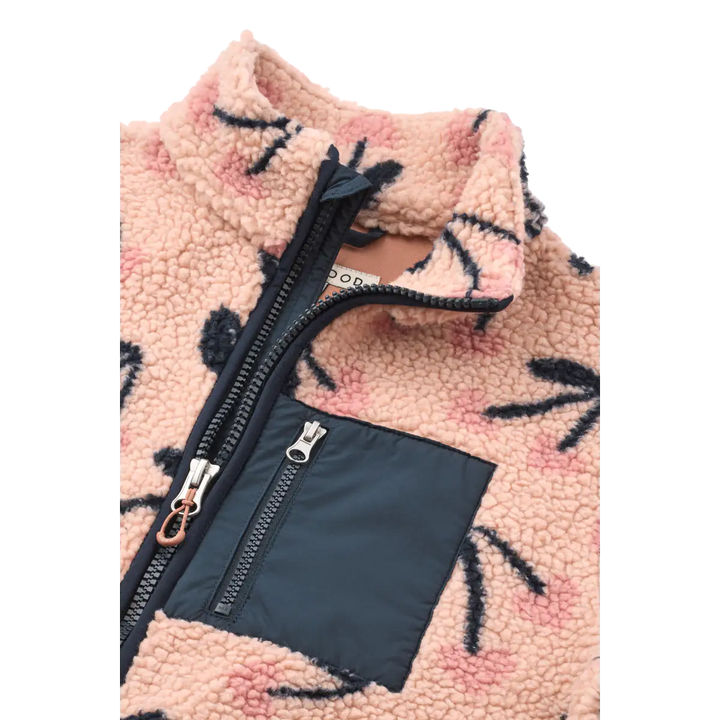 Liewood Nelson Adult Pile Jacket mega cherry heart rosey Detailansicht Stehkragen und Reißverschluss mit Brusttasche 