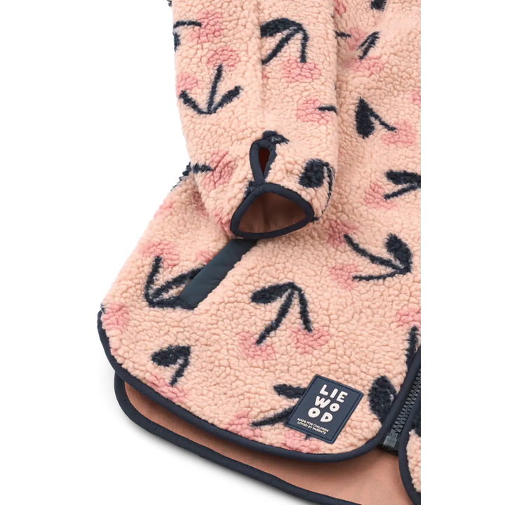 Liewood Nelson Adult Pile Jacket mega cherry heart rosey Detailansicht Kirschmuster und Liewood Patch am unterem Saum 