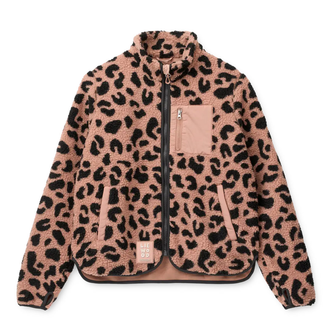 rosafarbene Fleecejacke für Damen mit schwarzem Leopardenmuster, Stehkragen, schwarzem Reißverschluss, rosafarbener Brusttasche und seitlichen Eingriffstaschen. Produktbild, Ansicht von vorne. 
