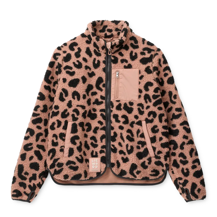rosafarbene Fleecejacke für Damen mit schwarzem Leopardenmuster, Stehkragen, schwarzem Reißverschluss, rosafarbener Brusttasche und seitlichen Eingriffstaschen. Produktbild, Ansicht von vorne. 