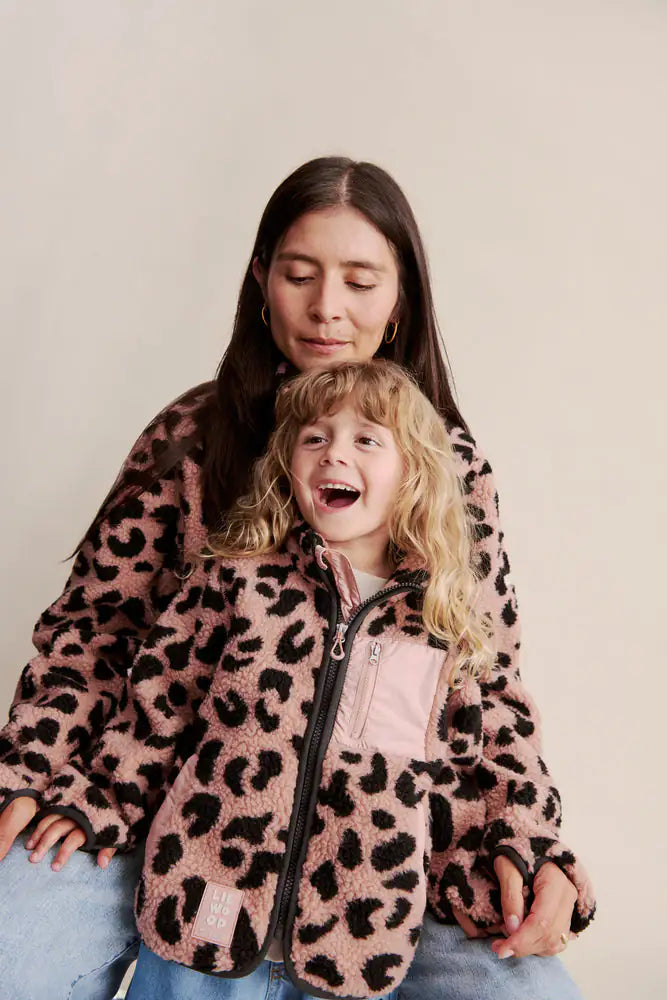 Liewood Nelson Adult Pile Jacket mega leo pale tuscany getragen von einer Frau mit einem Kind im Vorderung, das die identische Fleecejacke Nolan für Kinder trägt