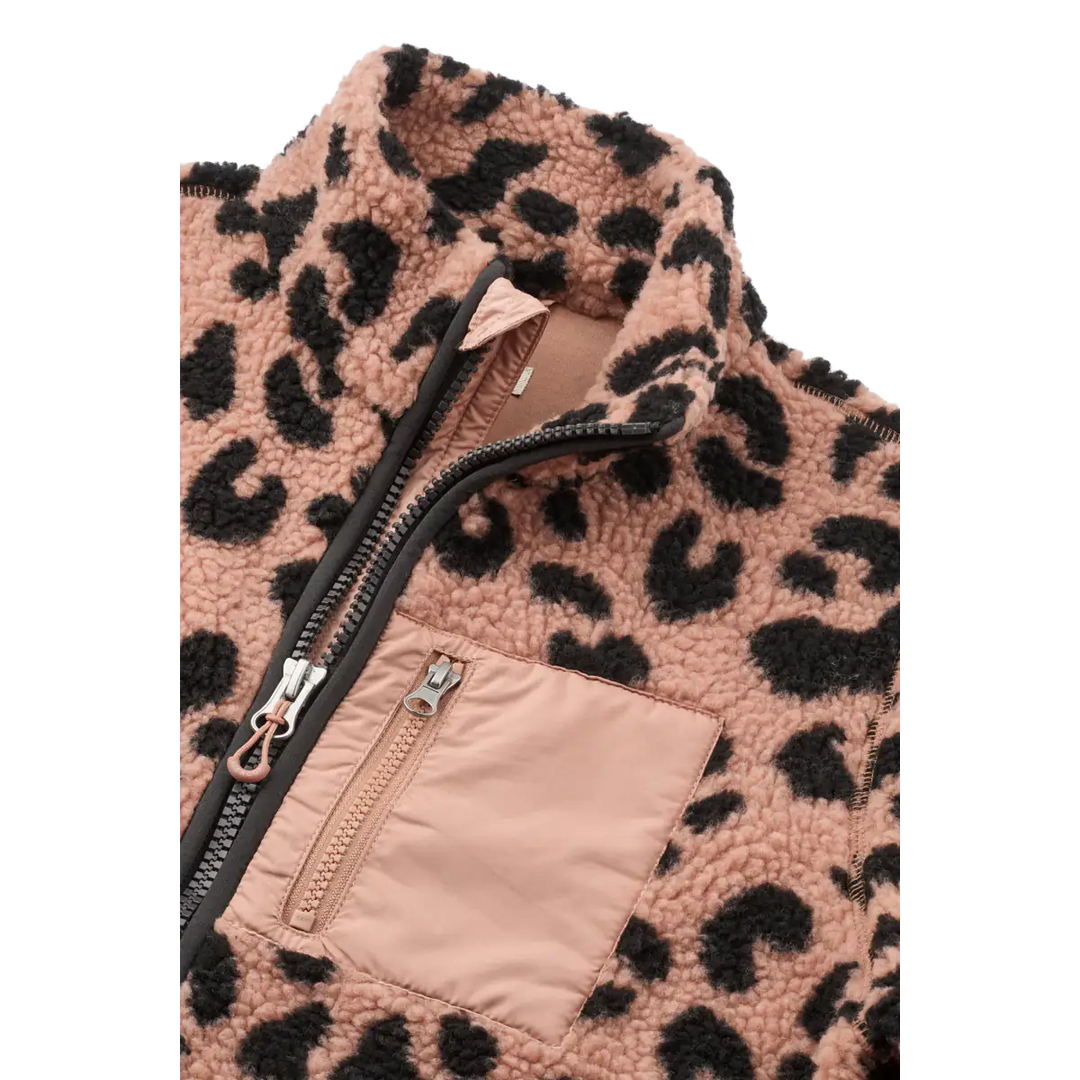 Liewood Nelson Adult Pile Jacket mega leo pale tuscany Detailansicht Stehkragen, Reißverschluss und Brusttasche 