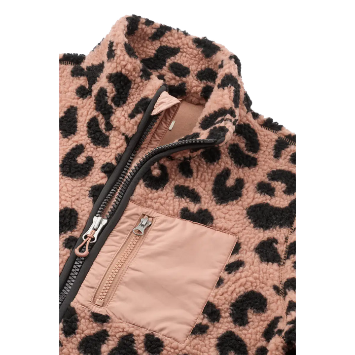 Liewood Nelson Adult Pile Jacket mega leo pale tuscany Detailansicht Stehkragen, Reißverschluss und Brusttasche 