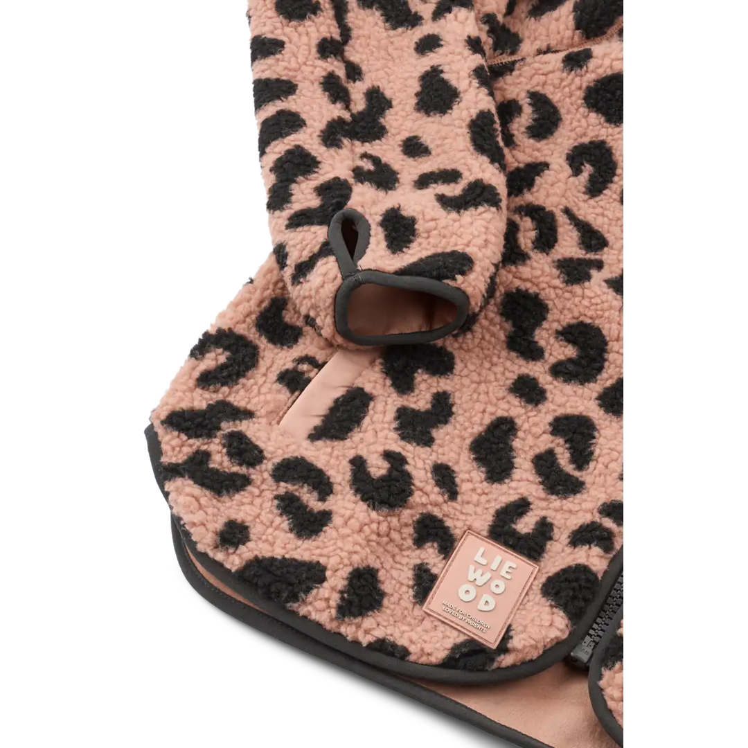Liewood Nelson Adult Pile Jacket mega leo pale tuscany Detailansicht Leopardenmuster und Liewood-Patch am unteren Saum 