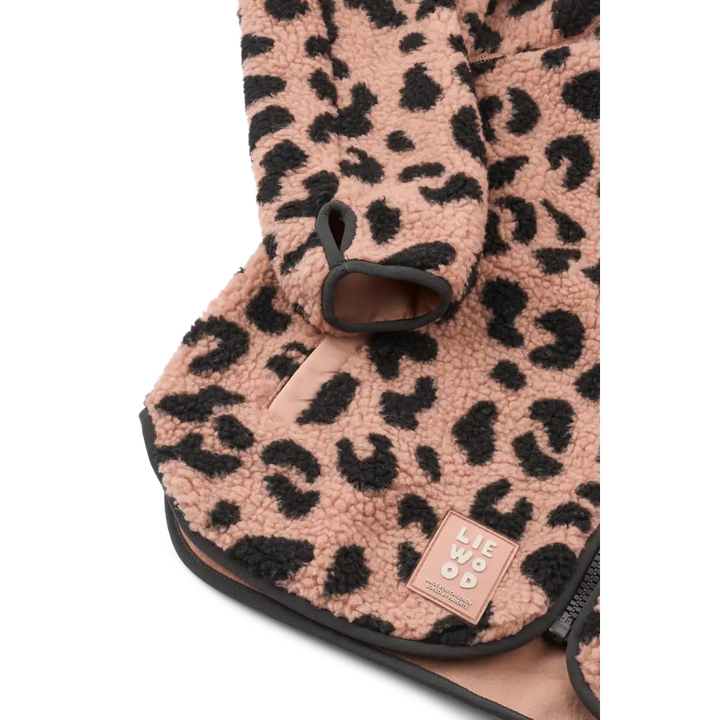 Liewood Nelson Adult Pile Jacket mega leo pale tuscany Detailansicht Leopardenmuster und Liewood-Patch am unteren Saum 