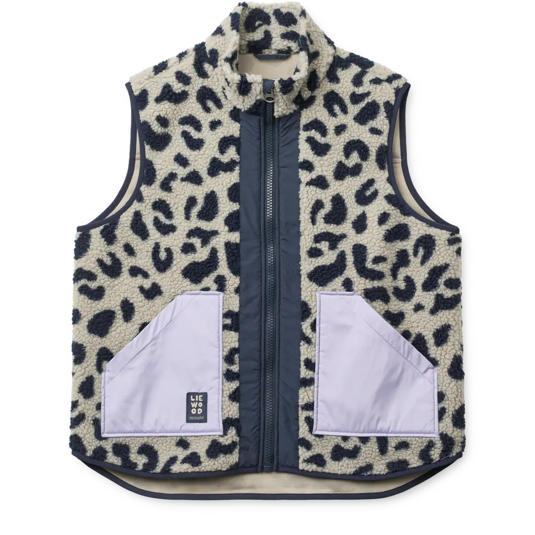grau-beige-farbene Weste aus Fleece für Damen mit schwarzem Leopardenmuster, schwarzem Reißverschluss, Stehkragen und fliederfarbenen aufgenähten Taschen. Produktbild, Ansicht von vorne. 