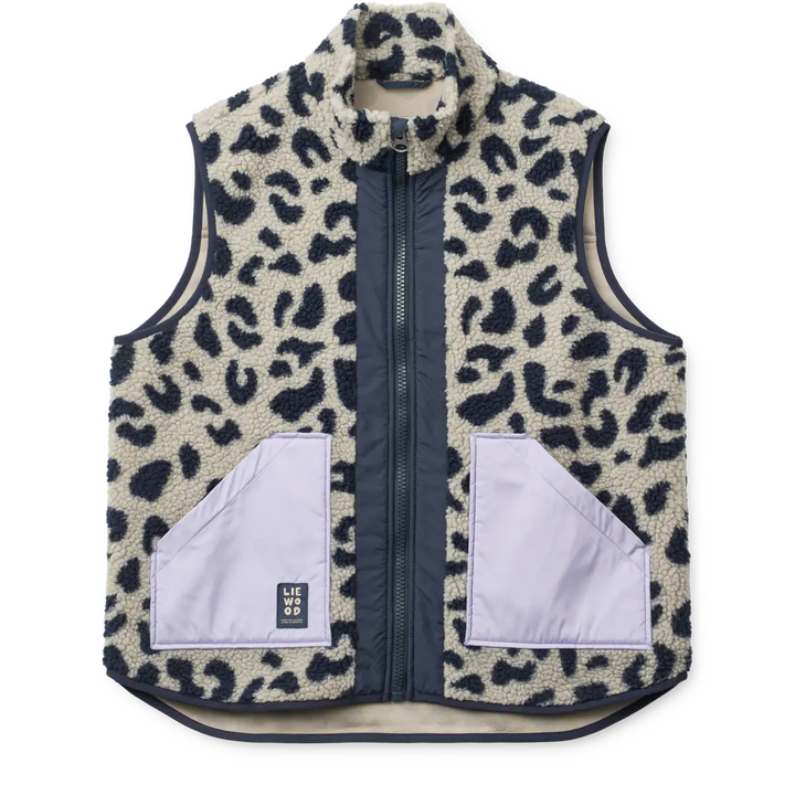 grau-beige-farbene Weste aus Fleece für Damen mit schwarzem Leopardenmuster, schwarzem Reißverschluss, Stehkragen und fliederfarbenen aufgenähten Taschen. Produktbild, Ansicht von vorne. 