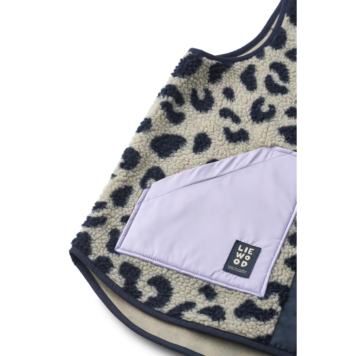 Liewood Nilu Adult Pile Vest mega leo / mist mix Detailansicht aufgesetzte Tasche mit Liewood Patch
