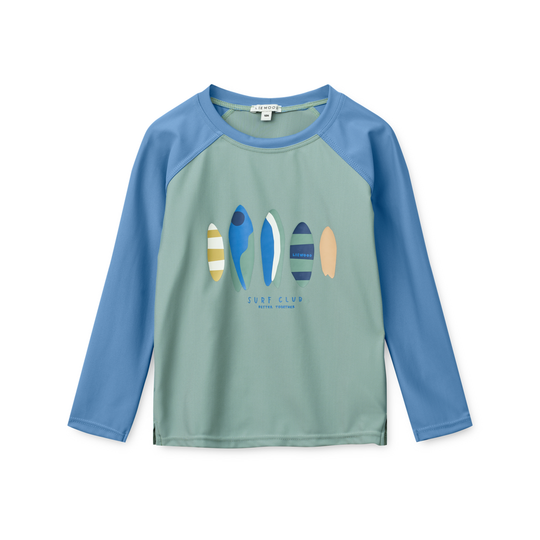 grünes UV-Shirt für Jungen mit blauen Raglanrmeln und blauem Rundhalsausschnitt und fünf aufgedruckten Surfbrettern auf der Vorderseite 
