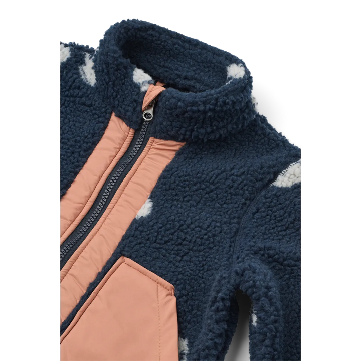 Liewood Noam Pile Jacket cherry blossom classic navy Detailansicht obere Hälfte mit Stehkragen, Reißverschluss und rosafarbenen Details