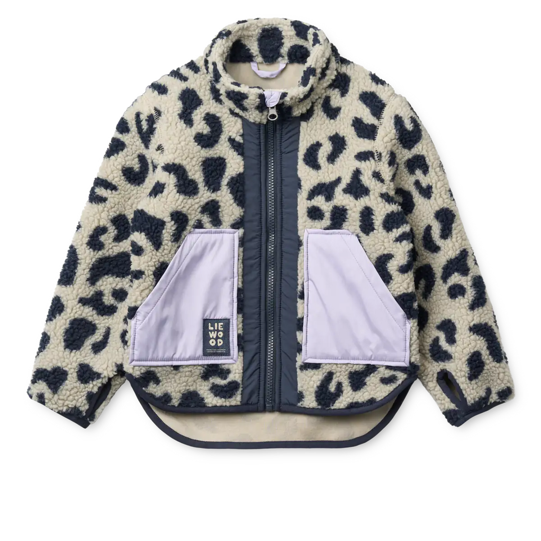 grau-beige-farbene Fleecejacke für Mädchen mit schwarzem Leopardenmuster, schwarzem Reißverschluss, Stehkragen und aufgesetzten fliederfarbenen Fronttaschen. Produktbild, Ansicht von vorne.