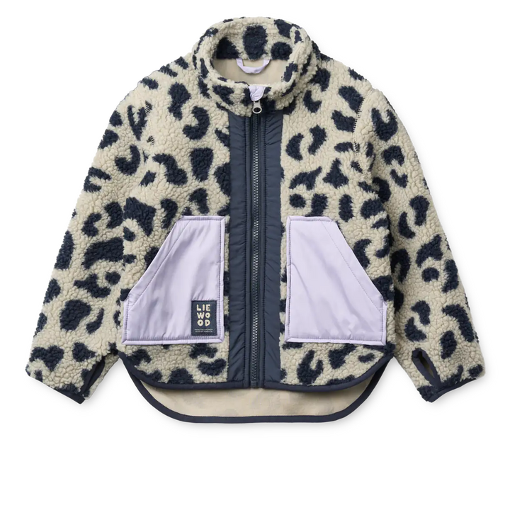 grau-beige-farbene Fleecejacke für Mädchen mit schwarzem Leopardenmuster, schwarzem Reißverschluss, Stehkragen und aufgesetzten fliederfarbenen Fronttaschen. Produktbild, Ansicht von vorne.