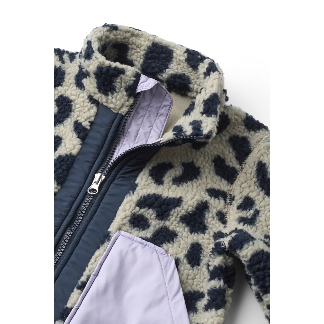 Liewood Noam Pile Jacket mega leo mist mix Detailansicht Stehkragen und Reißverschluss 