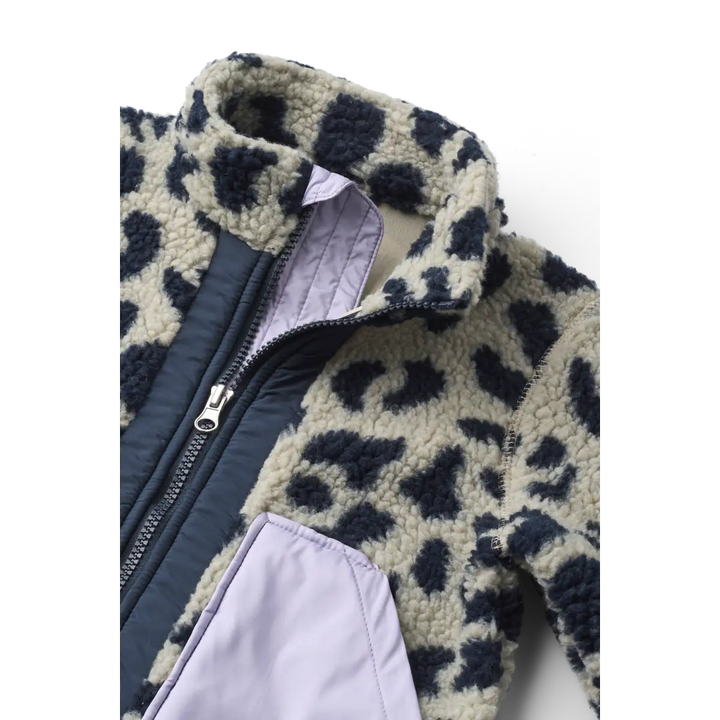 Liewood Noam Pile Jacket mega leo mist mix Detailansicht Stehkragen und Reißverschluss 