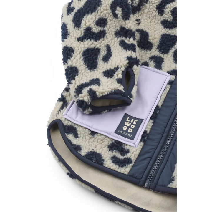 Liewood Noam Pile Jacket mega leo mist mix Detailansicht aufgesetzte Fronttasche mit Liewood Patch