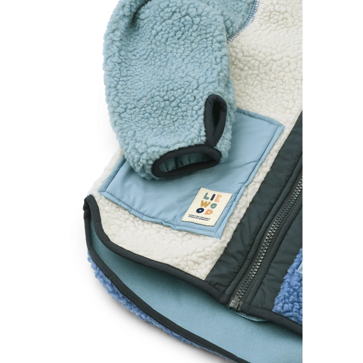 Liewood Noam Pile Jacket riverside multi mix Detailansicht untere Hälfte mit Reißverschluss, Bündchen mit Daumenloch und aufgenähtem Liewood Label