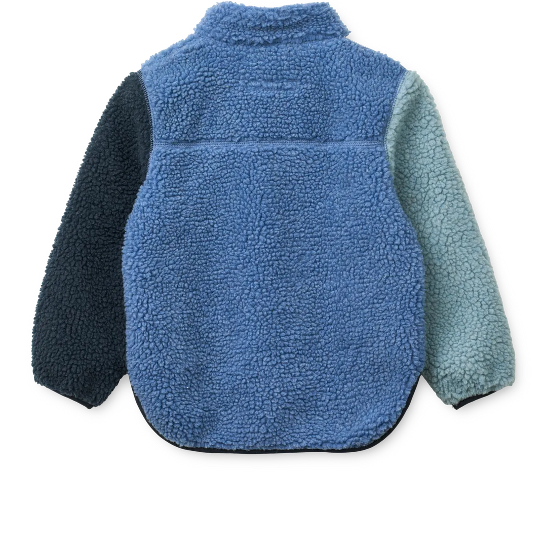 Liewood Noam Pile Jacket riverside multi mix Ansicht von hinten: dunkelblauer rechter Ärmel, mittelblauer Rücken, hellblauer rechter Ärmel