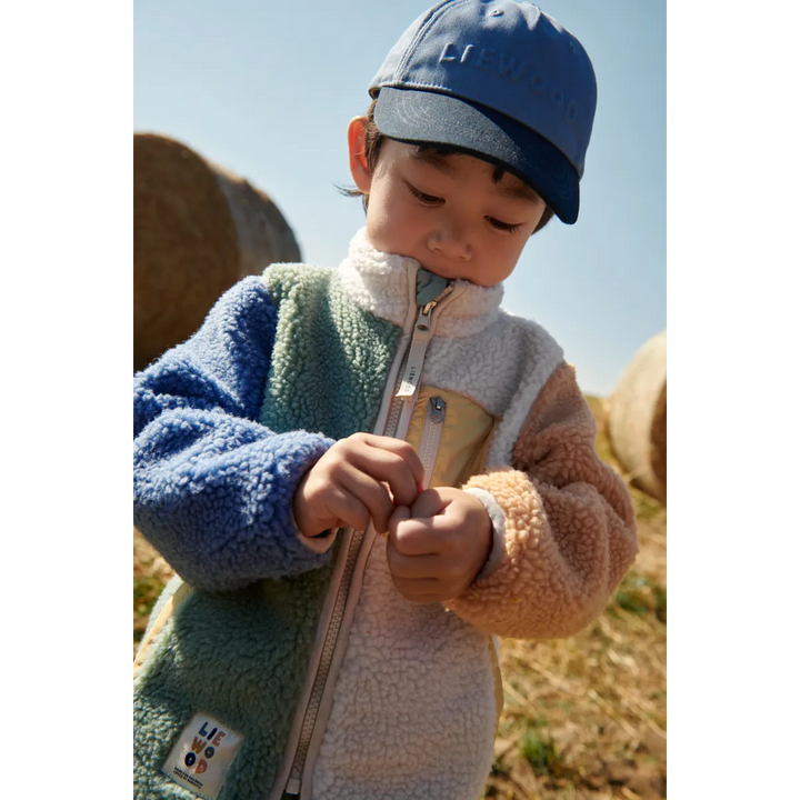 Liewood Nolan Fleecejacke peppermint multi mix getragen von einem kleinen Jungen, Ansicht von vorne