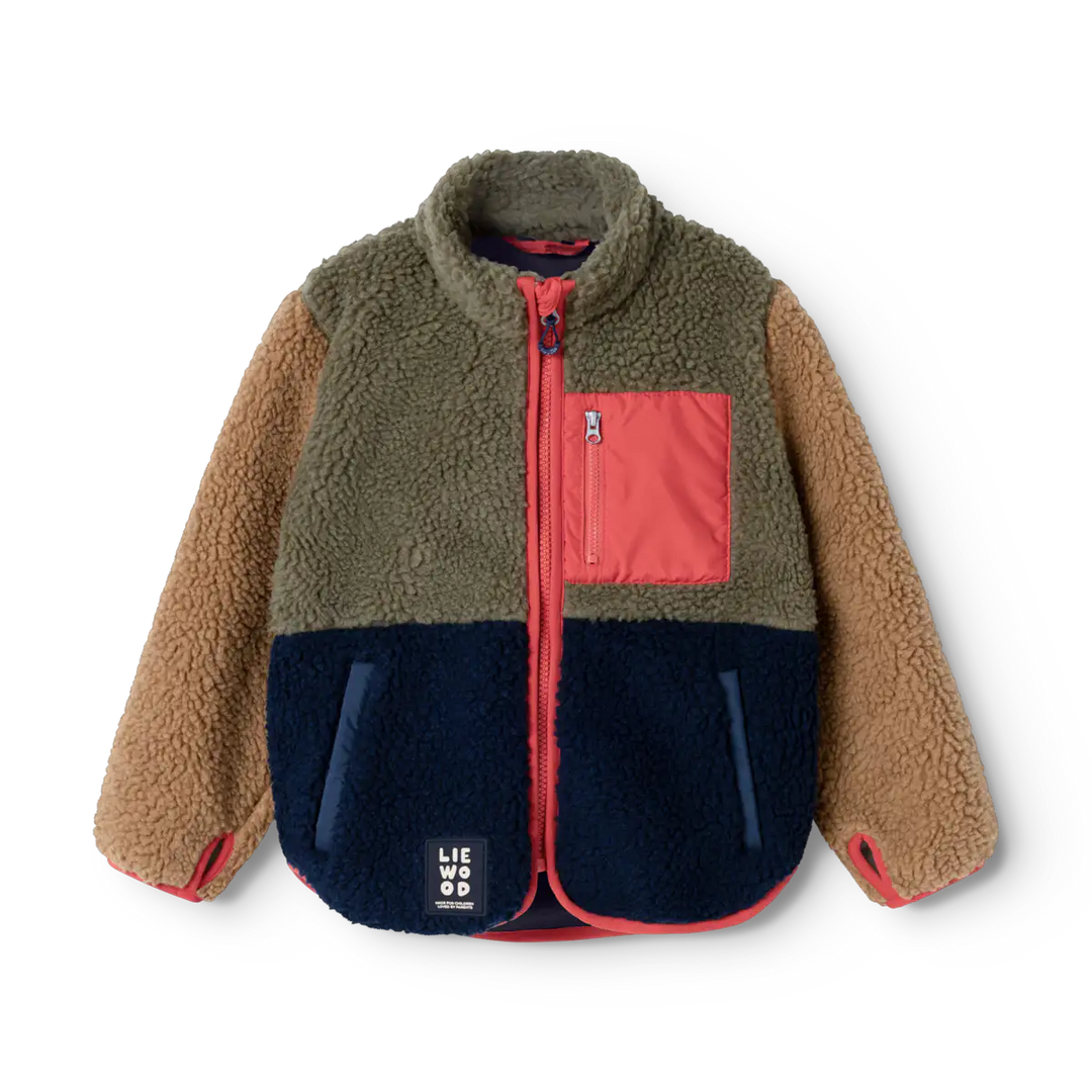 grün-blaue Teddyfell-Fleecejacke für Kinder mit braunen Ärmeln, rotem Saum und roter Brusttasche, durchgehendem roten Reißverschluss und Stehkragen. Seitliche Eingriffstaschen und Daumenlöcher. Produktbild, Ansicht von vorne.  
