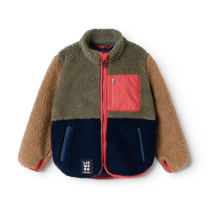 grün-blaue Teddyfell-Fleecejacke für Kinder mit braunen Ärmeln, rotem Saum und roter Brusttasche, durchgehendem roten Reißverschluss und Stehkragen. Seitliche Eingriffstaschen und Daumenlöcher. Produktbild, Ansicht von vorne.  