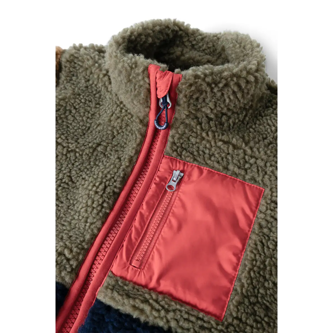 Liewood Nolan Pile Jacket army brown multi mix Detailansicht Stehkragen, Reißverschluss und Brusttasche. 