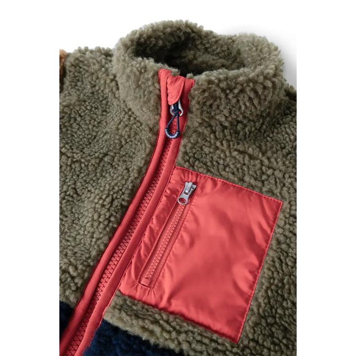 Liewood Nolan Pile Jacket army brown multi mix Detailansicht Stehkragen, Reißverschluss und Brusttasche. 