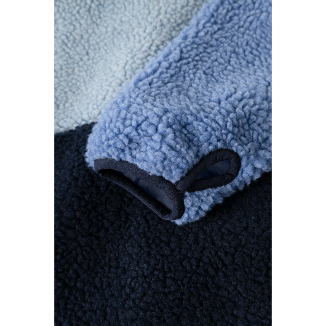 Liewood Nolan Pile Jacket classic navy multi mix, Detailansicht Ärmelabschluss mit Daumenloch. 