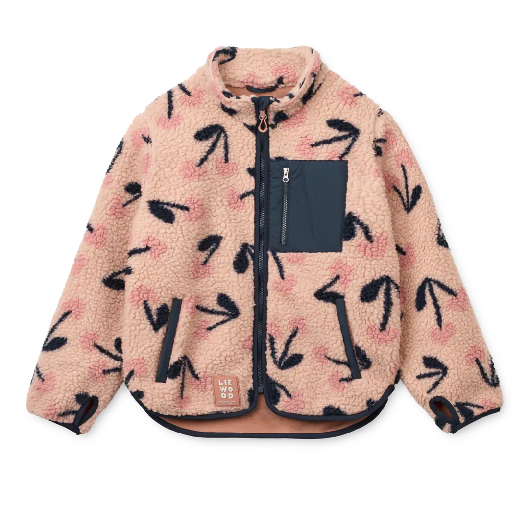 hellrosafarbene Fleecejacke für Kinder mit dunkelrosafarbenen Herzen/Kirschen mit dunkelblauen Stilen, dunkelblauem Reißverschluss, Stehkragen, dunkelblaue Brusttasche und dunkelblauen Nähten. Produktbild, Ansicht der Vorderseite